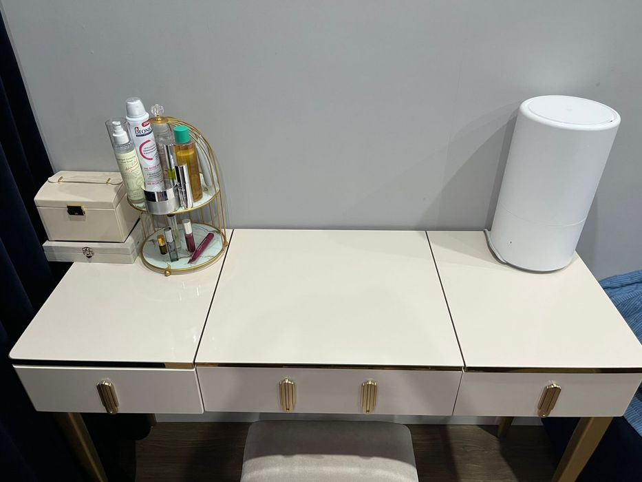 Туалетный столик с пуфиком