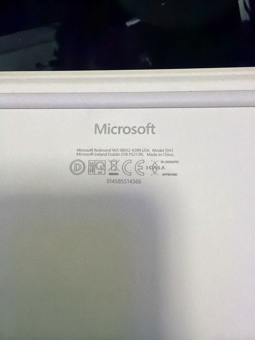 Microsoft Surface Laptop – Model 1943 – Pentru piese sau reparație
