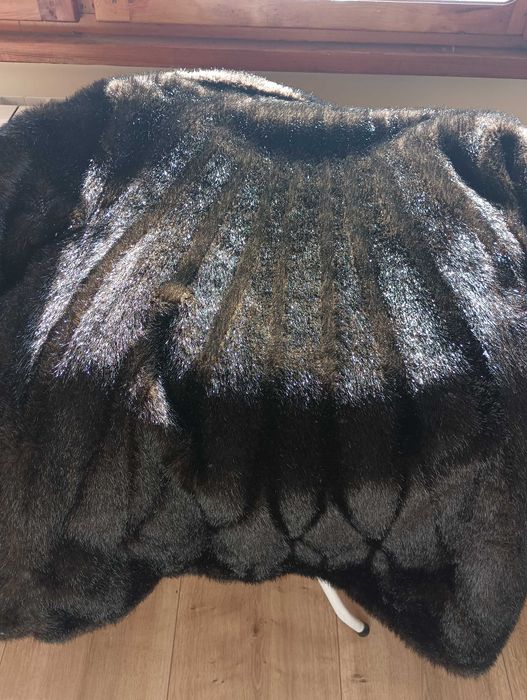 Кожено сако и елегантно зимно палто.