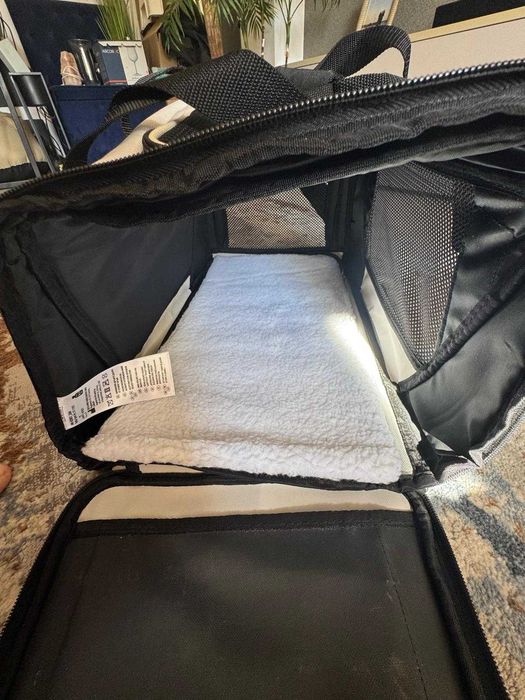 Geanta transport pentru animale de companie, ideala pentru pisici sau caini de talie mica.