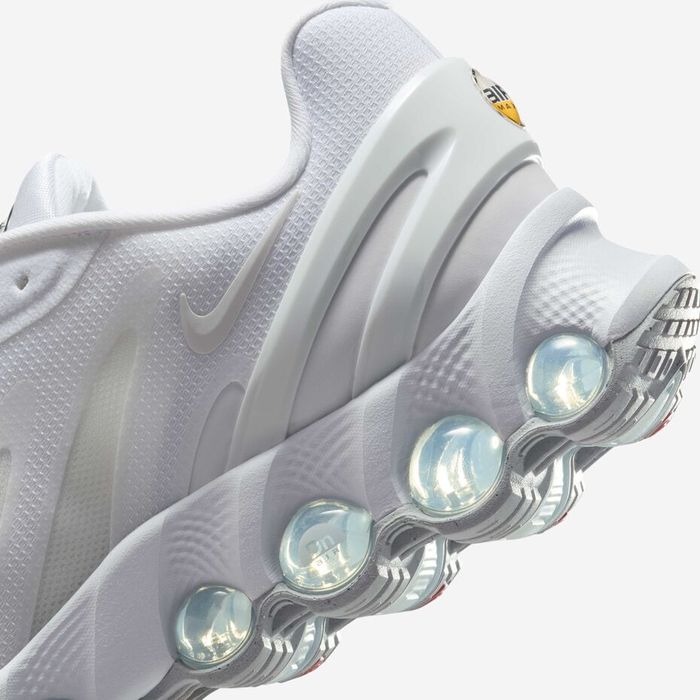 Nike DN8 triple white.
