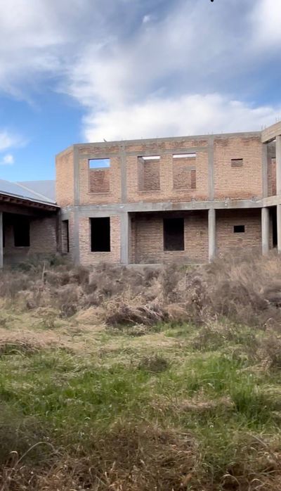 Продаеться большой не достроенный дом