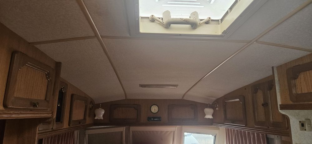 Vând rulotă în stare bună fără infiltratii masa totala 1100 kg