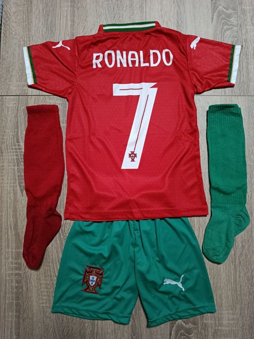 Роналдо Португалия червен