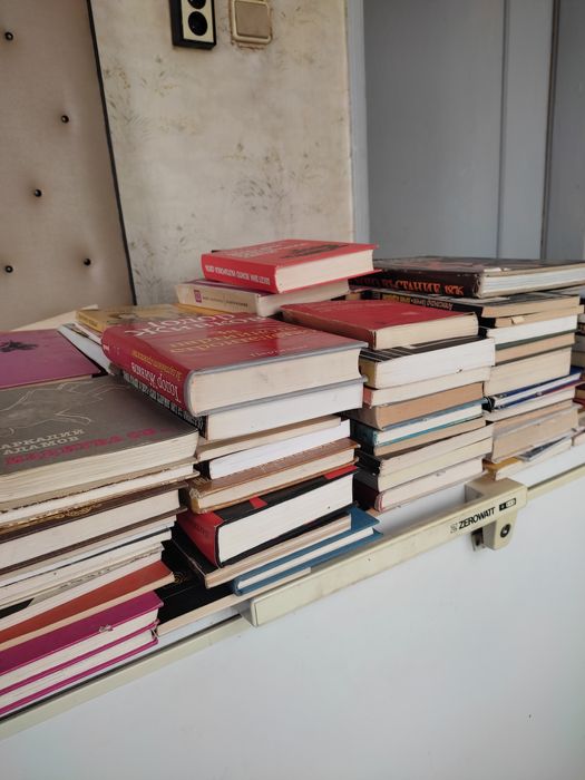 Най различни книги  който иска може да се договорим