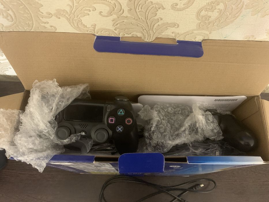 Плейстейшн 4 в отличном состоянии
