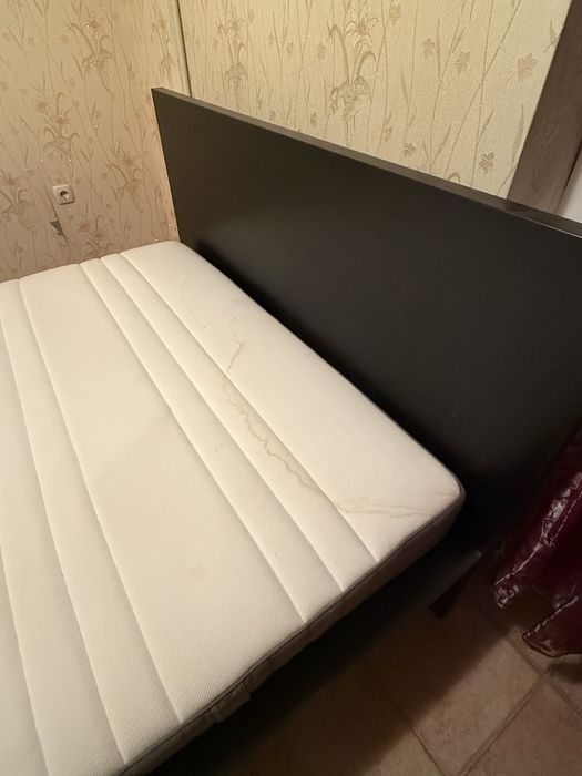 Спалня от IKEA с подматрачна рамка и матрак
