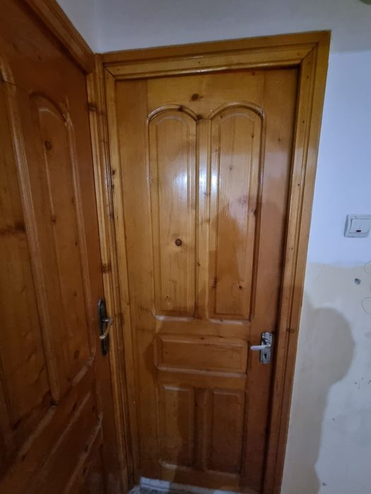 Vand usi din lemn de brad