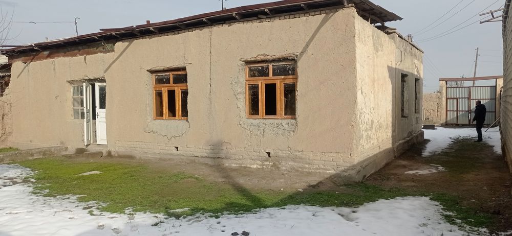 Uy joy sotiladi 5 sutiq oĝil ayvon tandir xona  xonalar  6ta xonalik