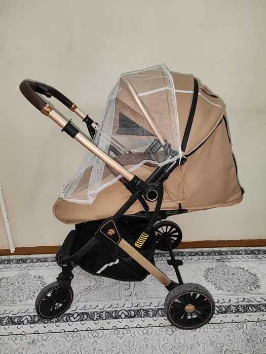 Качественная детская коляска трансформер с перекидной ручкой.