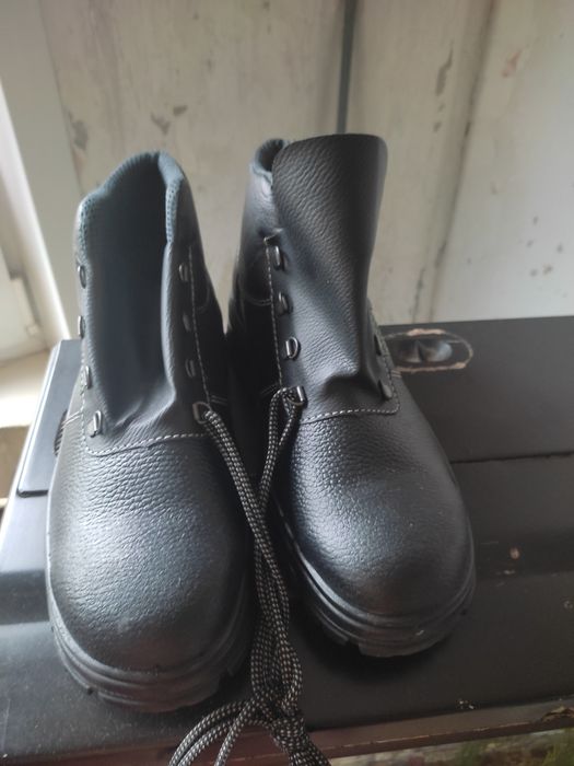 Продам рабочие ботинки 44 размера.