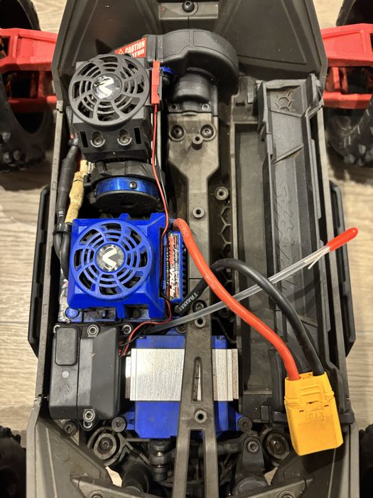 Traxxas Maxx v1 с widemaxx kit траксас макс