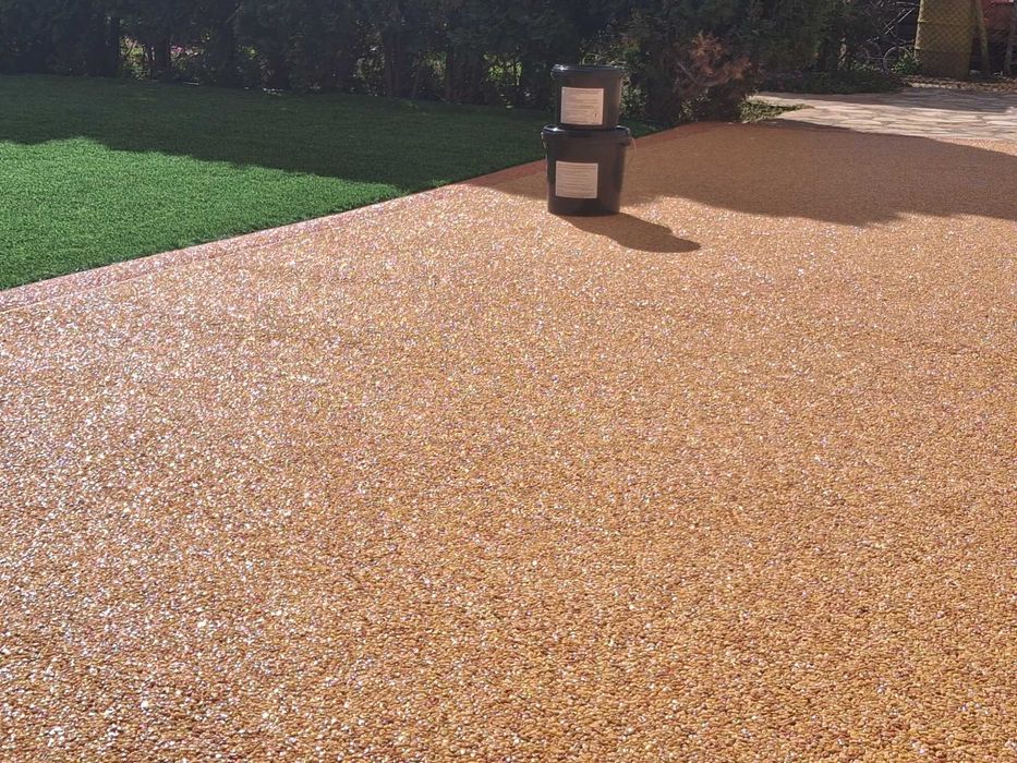 Продавам прозрачна полиуретанова смола за каменен килим.