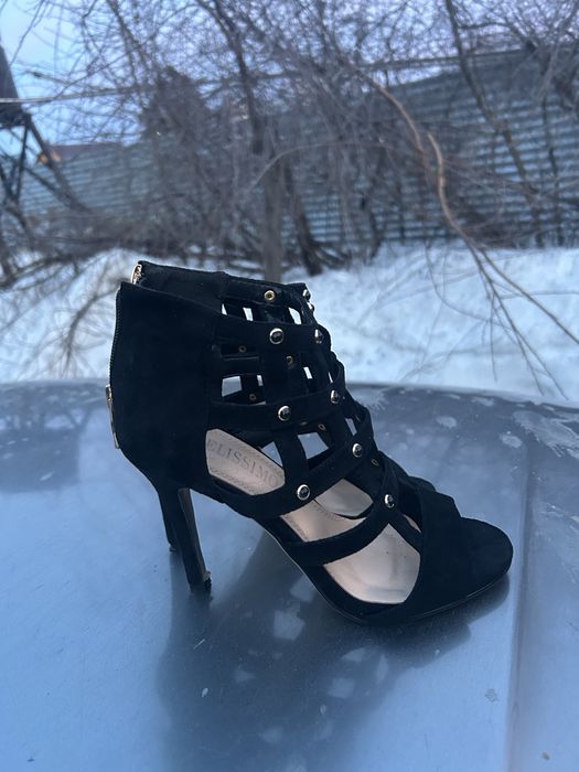 Продам босоножки новые