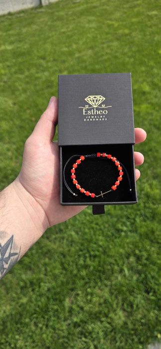 Brățară handmade cu cruce și aur 14K (bile 2.5 mm), mărgele roșii – reglabilă, unisex, stil elegant spiritual