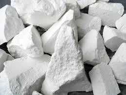 Мел кормовой, кальций-карбонат (CaCO₃).