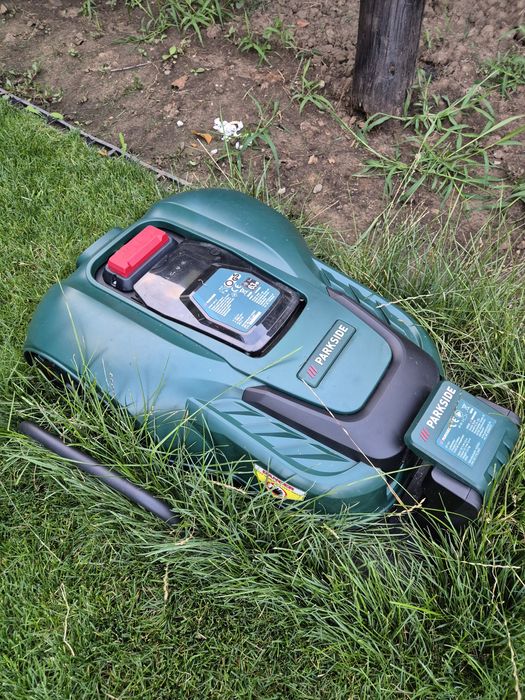 Robot de tuns iarba gazon