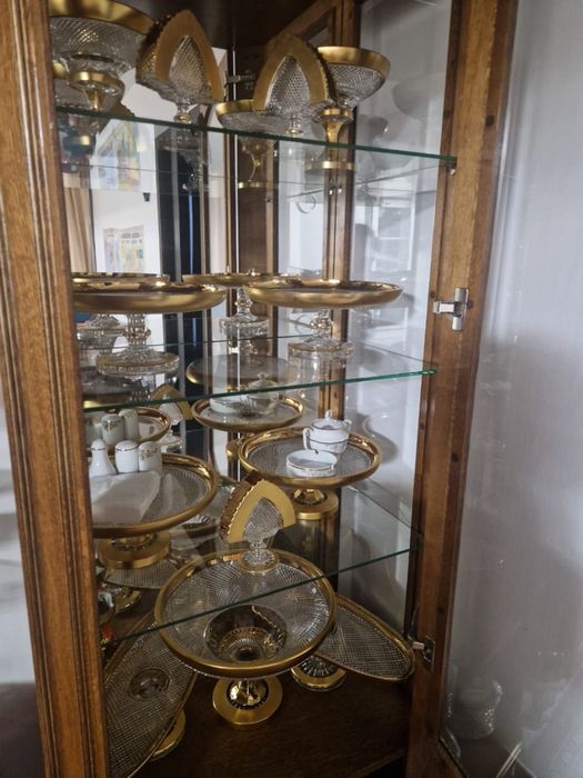 Продается витрина для посуды