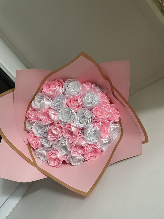 Розы из атласных лент