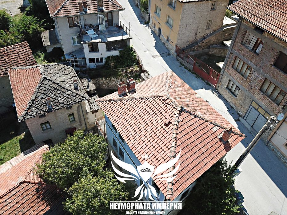 Продавам триетажна къща 150РЗП с 155кв. двор в село Малево