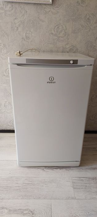 Продам морозилку Indesit
