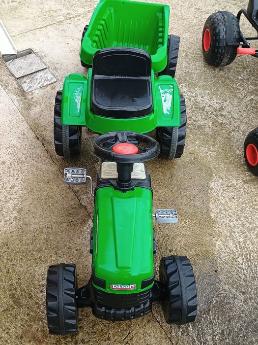 Tractoras cu pedale pentru copii