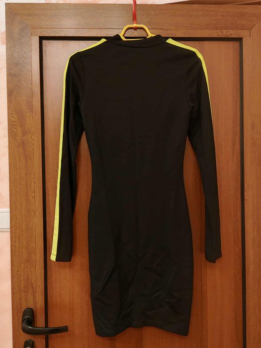 Черна спортно-елегантна рокля с неонови ленти