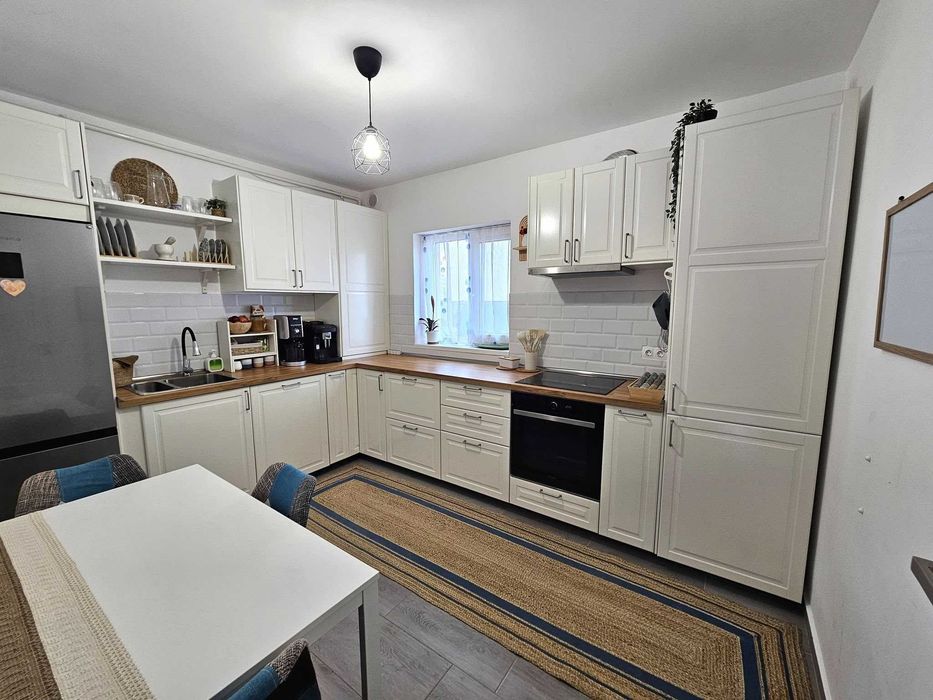 Apartament 2 camere, decomandat, curte proprie, 2 locuri de parcare