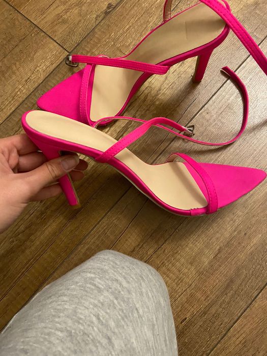 Високи розови токчета