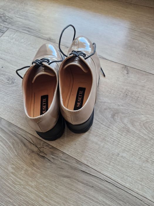 Vând pantofi eleganți lăcuiți