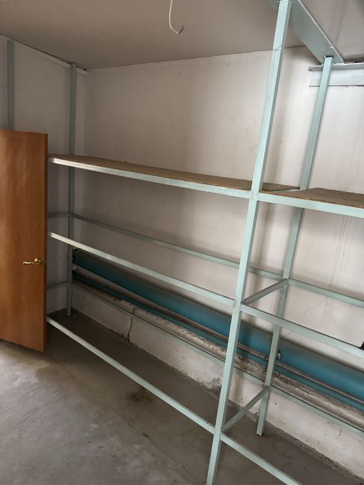 Продаю металлические стелажи