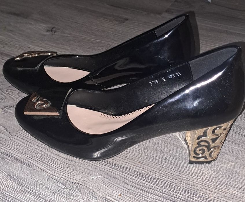 Tufli qulay poshnali.