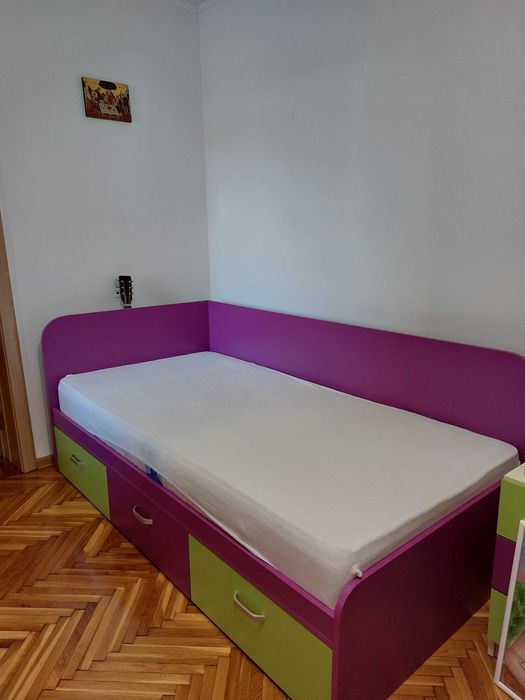 Vând 2 paturi fete,  2 birouri incapatoare si un dulap