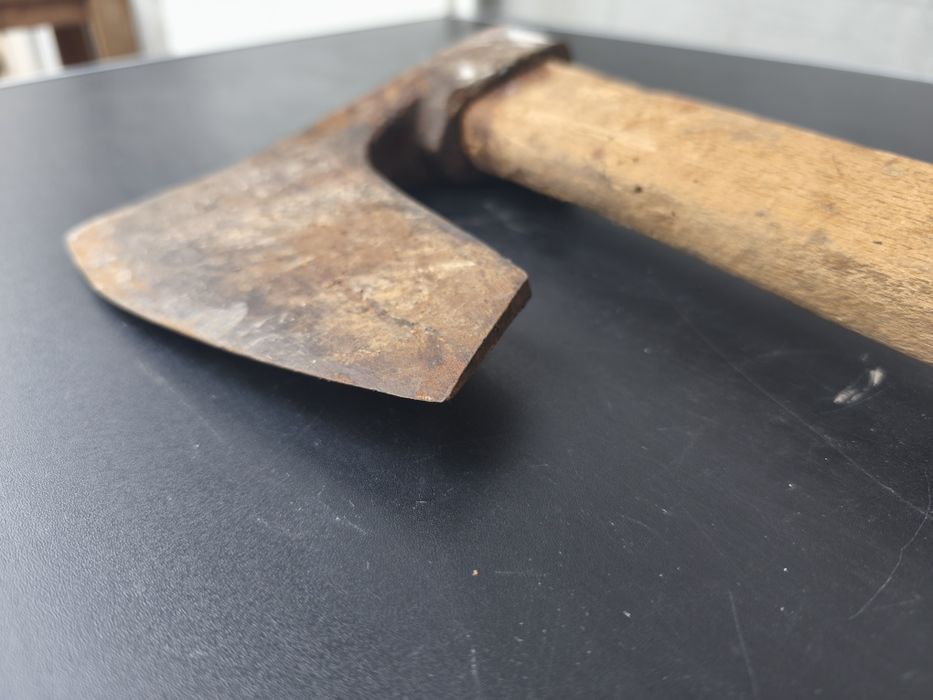 Стара голяма брадва