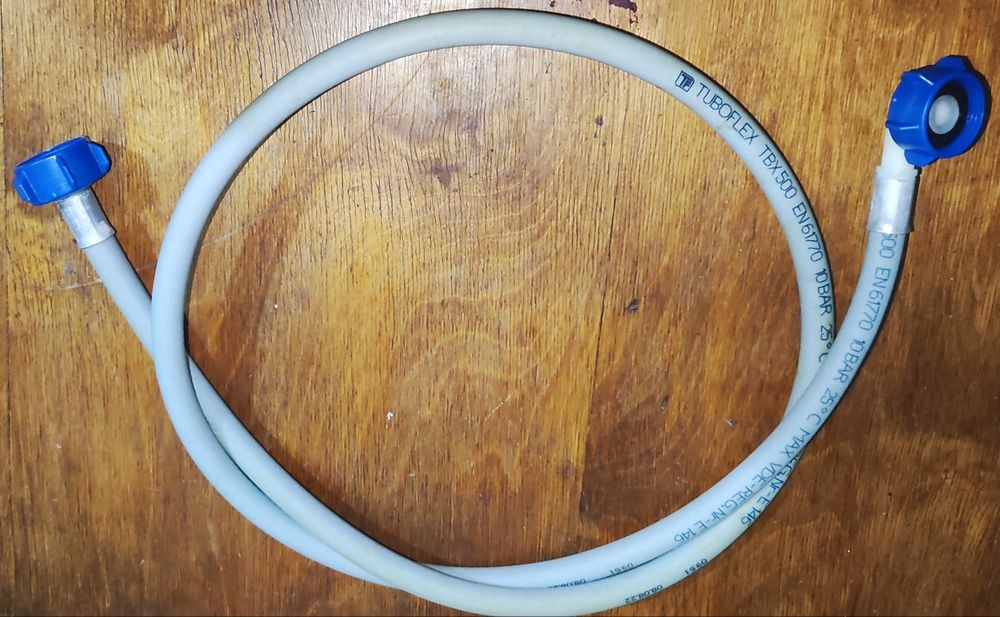 Крышка от бачка унитаза (классика). Шланг новый от стиральной машины