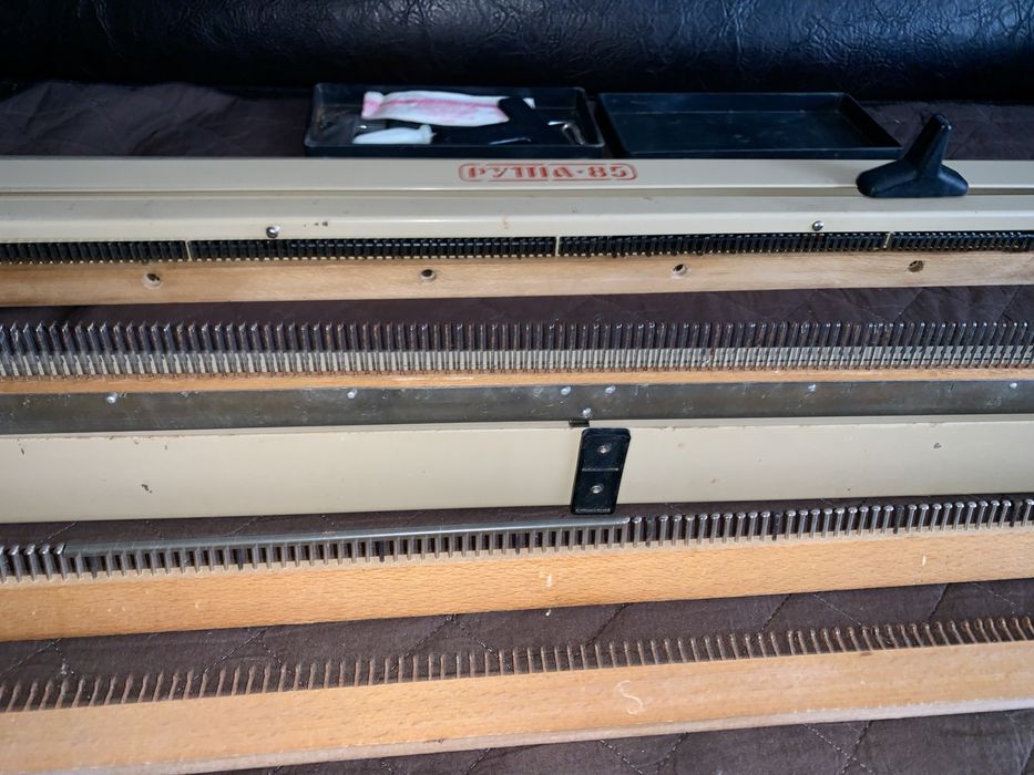 masina de tricotat PYTA 85 (razboi de tesut vechi)