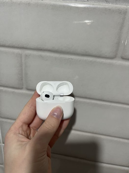 Продам оригинальные AirPods 3