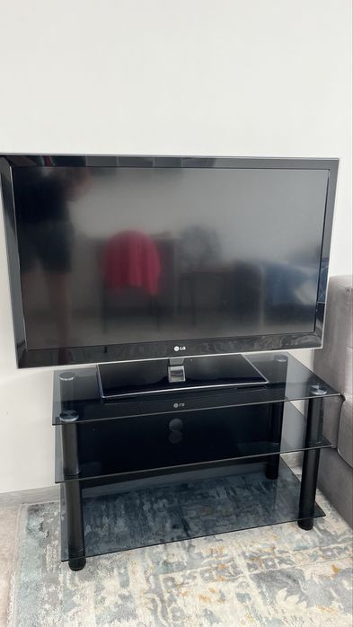 Телевизор и тумба под ТВ