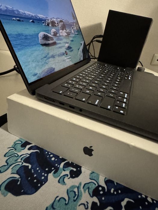 MacBook pro 14 с гарантией. 2024 MacBook Pro  14.2/ 24 гб/ SSD 1024г