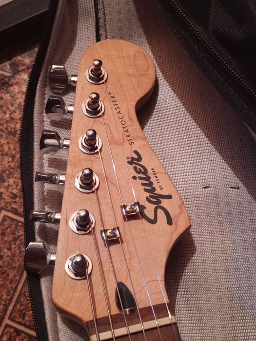 Гитара Fender Squier Stratocaster HSS + комбик Laney 15W