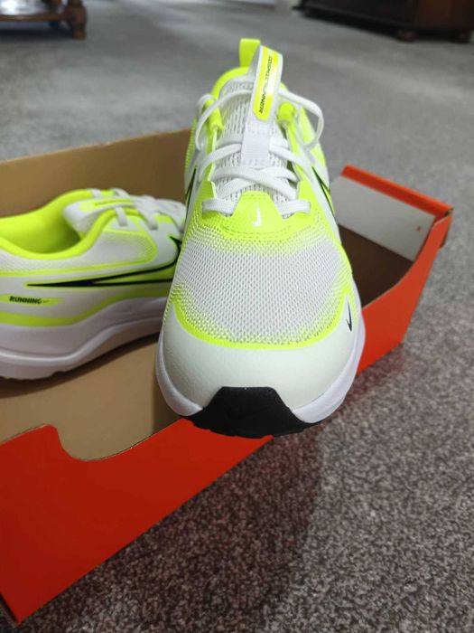 Nike Cosmic RUNNER (GS) 36,5 номер
