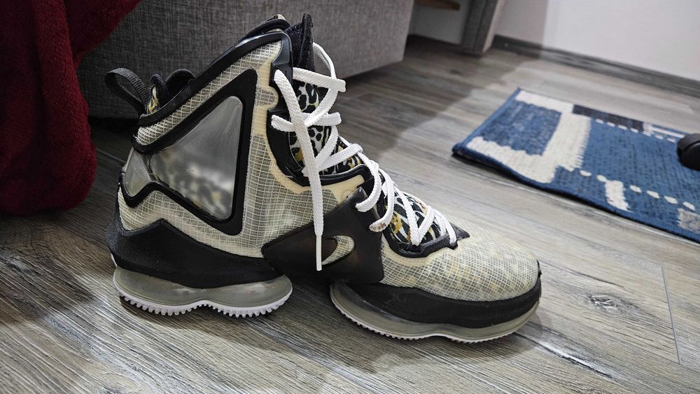 Lebron 19 Alb / Negru / Aur Metalizat