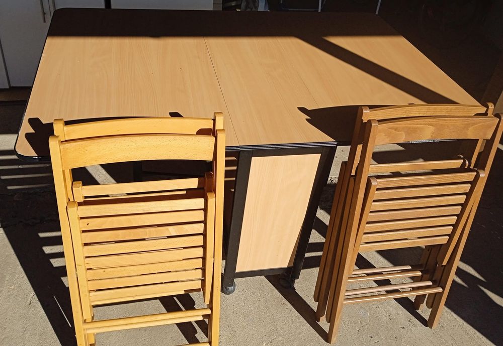 Vând masă pliabilă cu 4 scaune