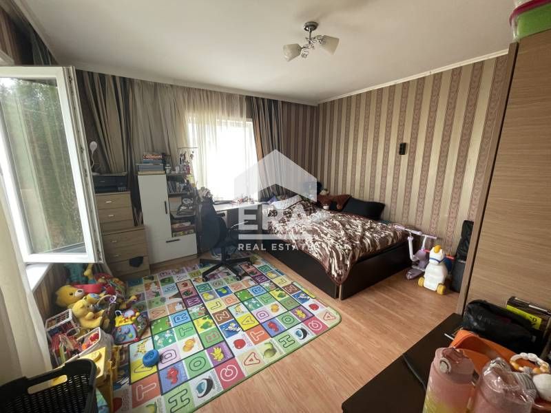 Ексклузивна самостоятелна къща за продажба, с две постройки и голям дв