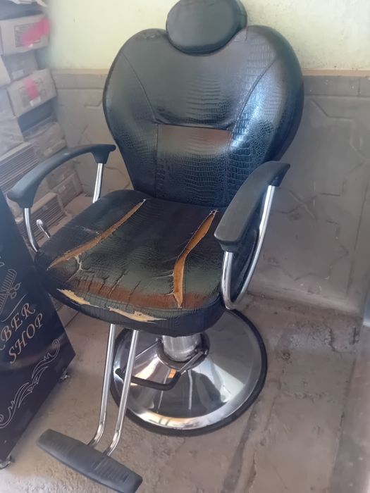 Срочно продам кресло и тумбочка для салона. Б/у.