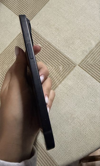 Vând iPhone 15, negru