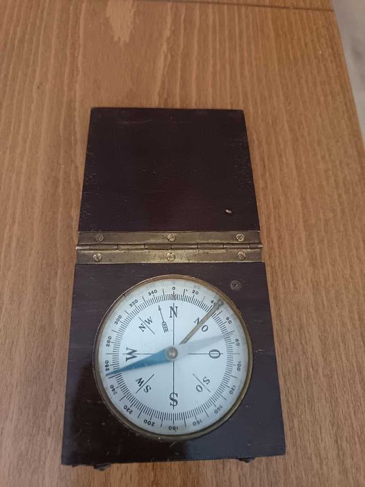 Античен компас в сгъваем дървен корпус