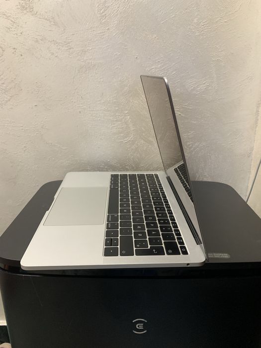 • Macbook Pro • 2017 •