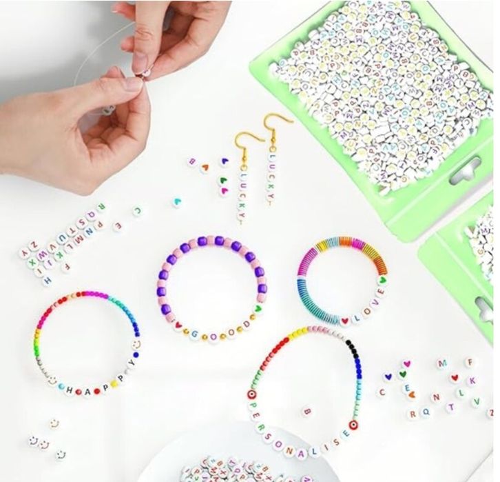 Margele albe rotunde cu litere colorate 800 buc, 10 ron/set