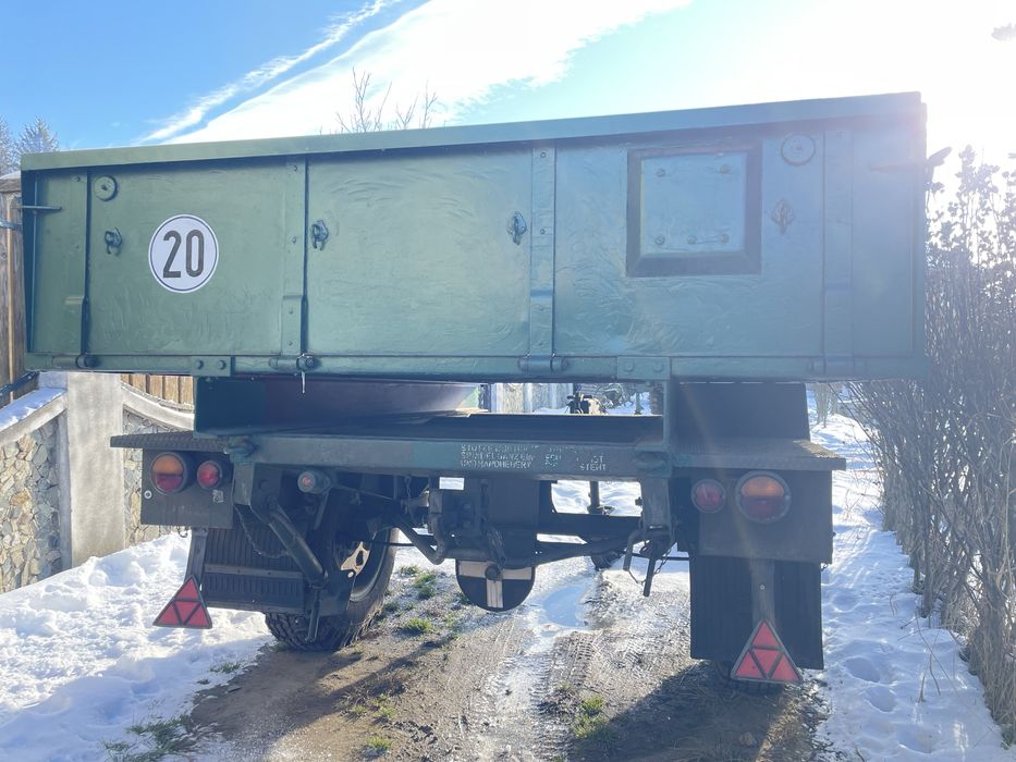 Remorcă  pe o axa militară